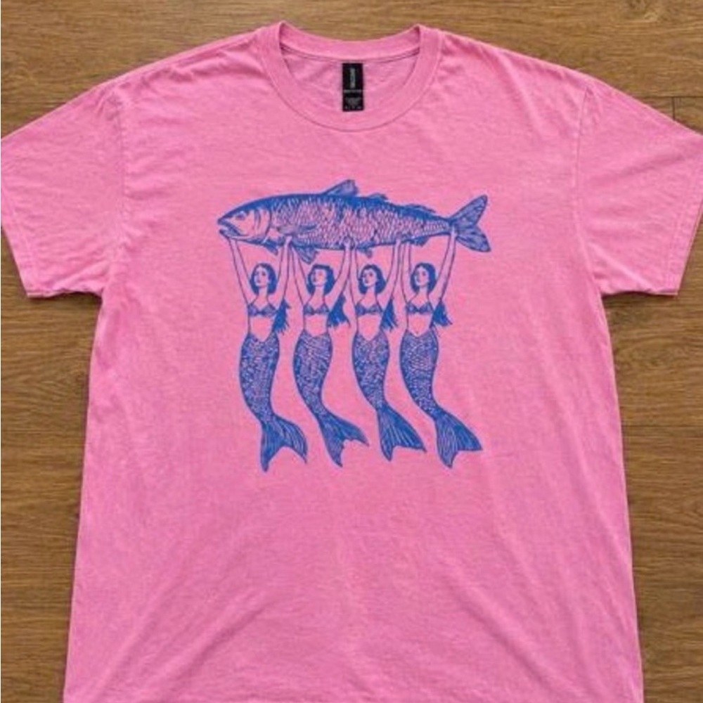 Pink Mermaid Graphic Tee Blue Fish Graphic Women’s [MEDIUM]